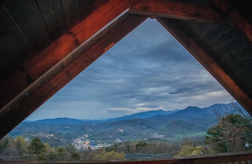 Chalet Village Cabin | Mountain View! King Suite! Hot tub! 5min from Downtown!
