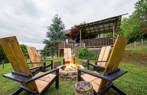 Dandridge House | Mountain View Lake House | Hot Tub, Theater, Pets