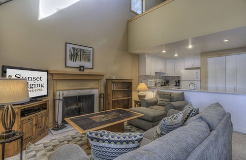 Overlook Park Condo | Mountain View Lodge Condo #14 4 SHARC PASSES! Golf Course Views!