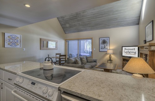 Overlook Park Condo | Mountain View Lodge Condo #14 4 SHARC PASSES! Golf Course Views!