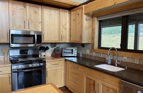 Island Park Cabin | Mountain View Lodge 10 min to YNP+WiFi+Hot Tub+AC