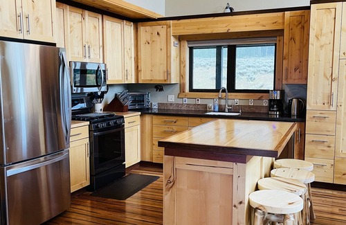 Island Park Cabin | Mountain View Lodge 10 min to YNP+WiFi+Hot Tub+AC