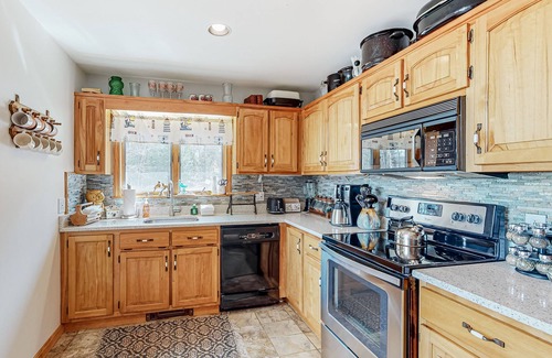 Cavendish House | Mountain-view lodge with deck, fireplace, pool table, W/D & fast WiFi