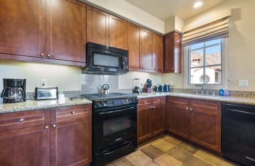 La Quinta Condo | Mountain View! Luxurious Villa near Clubhouse with Mountain Views - Pet Friendly - Upstairs (C48-2)