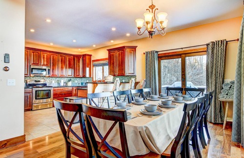 Ludlow House | Mountain View Manor - Expansive Views, Hot Tub, Hiking & Nearby Lakes!