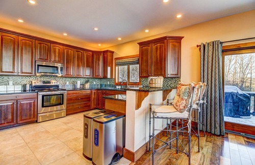 Ludlow House | Mountain View Manor - Expansive Views, Hot Tub, Hiking & Nearby Lakes!