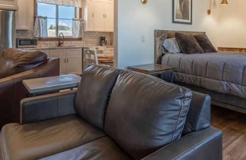 Emigrant House | Mountain View Mins from Chico Hot Springs, Sage Resort, and 30 mins Yellowstone