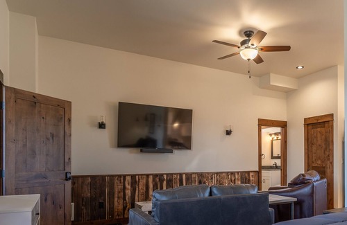 Emigrant House | Mountain View Mins from Chico Hot Springs, Sage Resort, and 30 mins Yellowstone