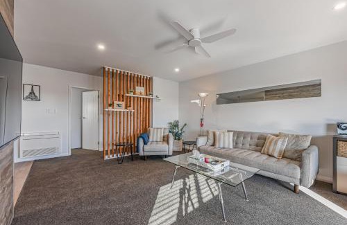 Stoke House | Mountain View - Nelson Holiday Home