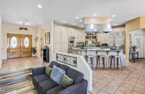 Grants Pass House | Mountain View on one level w hot tub,fire pit, w fishing kayaking minutes away