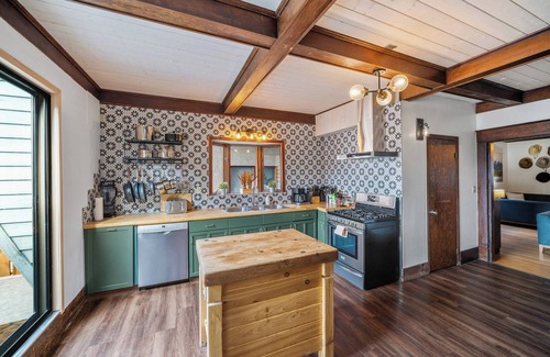 Banff House | Mountain View Retreat in the heart of Banff - Massive House Sleeps 23