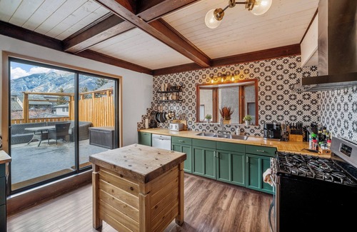 Banff House | Mountain View Retreat in the heart of Banff - Massive House Sleeps 23