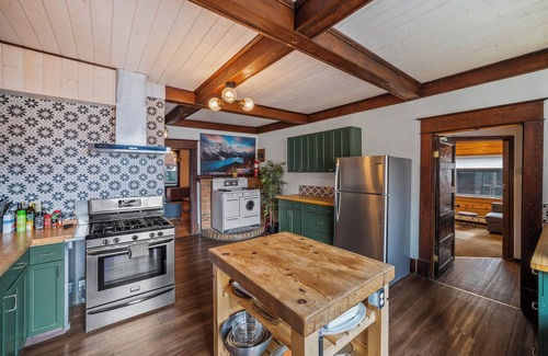 Banff House | Mountain View Retreat in the heart of Banff - Massive House Sleeps 23