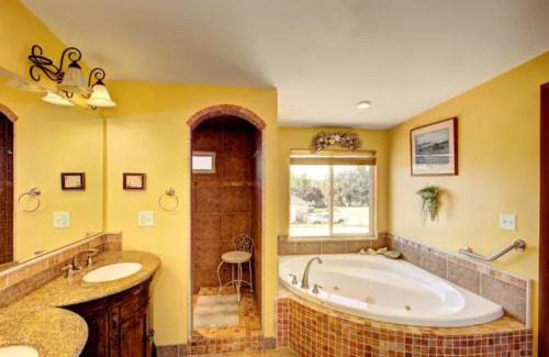 Nampa House | Mountain View Retreat in Nampa! Million dollar views from the panoramic windows, 6 bedrooms! Sleeps 14! Have your wedding or family reunion or retreat here on our hillside