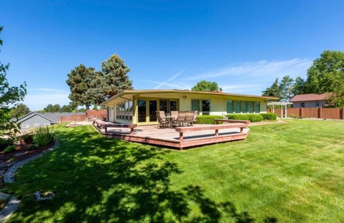 Nampa House | Mountain View Retreat in Nampa! Million dollar views from the panoramic windows, 6 bedrooms! Sleeps 14! Have your wedding or family reunion or retreat here on our hillside