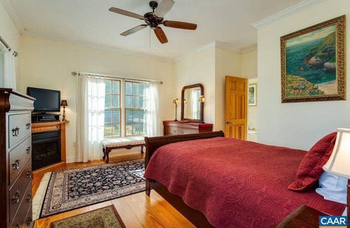 Hood House | Mountain View Retreat