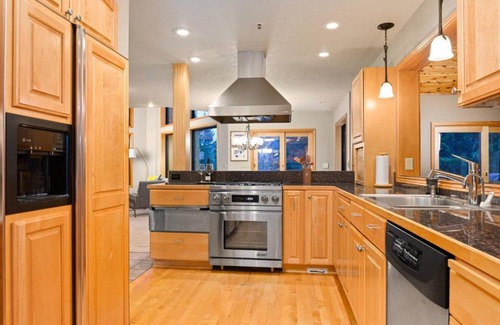 Rhododendron House | Mountain View Retreat