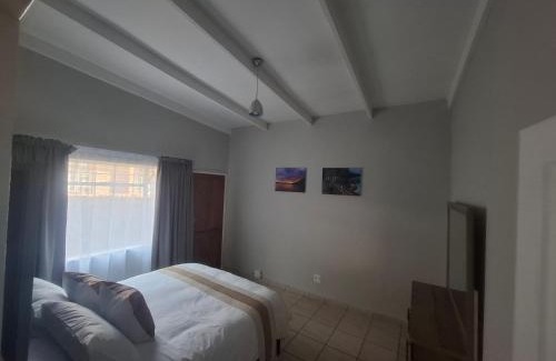Hartbeespoort Apartment | Mountain View Self-Catering Accommodation
