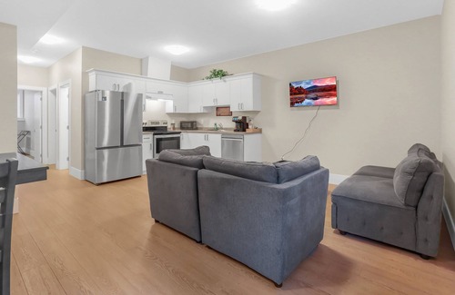 McMillan House | Mountain View Spacious Guest Suite In the heart Of Abbotsford City, Free Parking