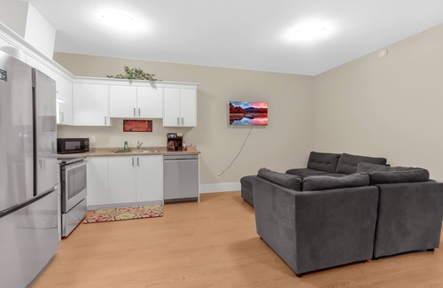 McMillan House | Mountain View Spacious Guest Suite In the heart Of Abbotsford City, Free Parking