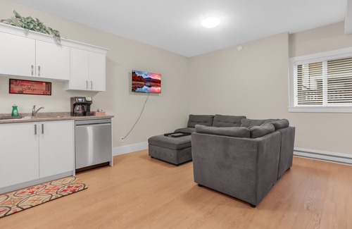 McMillan House | Mountain View Spacious Guest Suite In the heart Of Abbotsford City, Free Parking