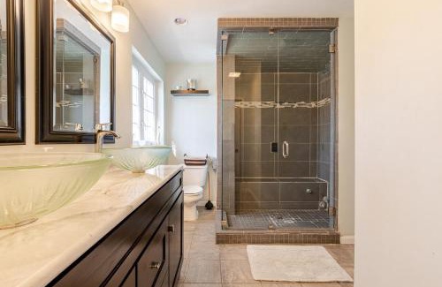 Cherryville House | Mountain View-Steam Shower-2 Tier Patio- King Bed