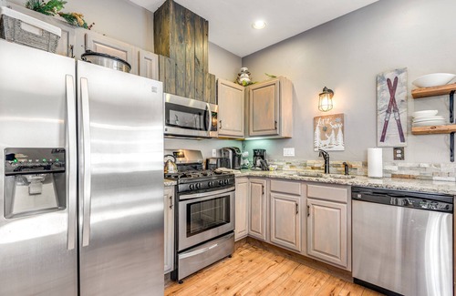 Breckenridge House | Mountain-view townhome - private hot tub & fireplace - walk to lifts & downtown