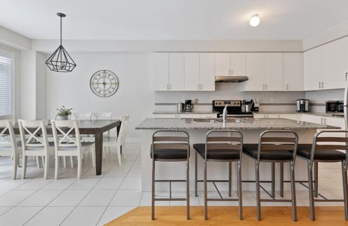 The Blue Mountains House | Mountain View Townhouse Fresh and Bright at Blue