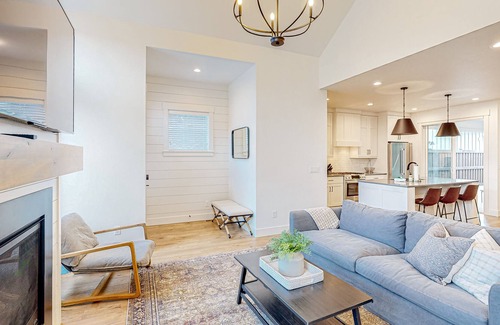 Garden City House | Mountain-view townhouse with outdoor pool, tennis, fireplace, W/D, patio, grill