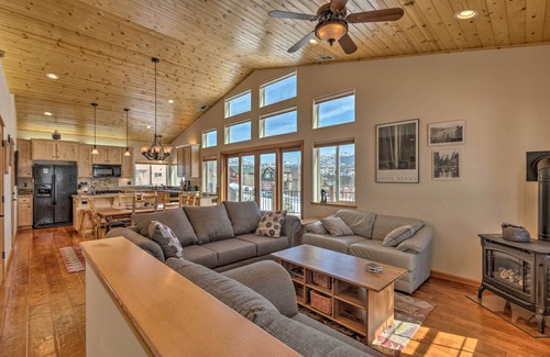 South Lake Tahoe House | Mountain-View Deck: South Lake Tahoe Retreat!