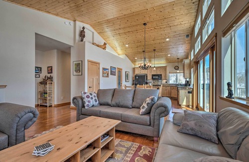 South Lake Tahoe House | Mountain-View Deck: South Lake Tahoe Retreat!