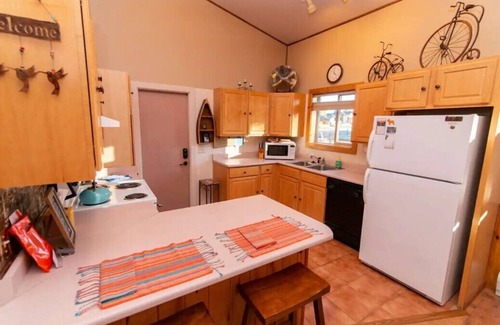 Lake Hatcher Park House | Mountain View Villa Across From the Lake
