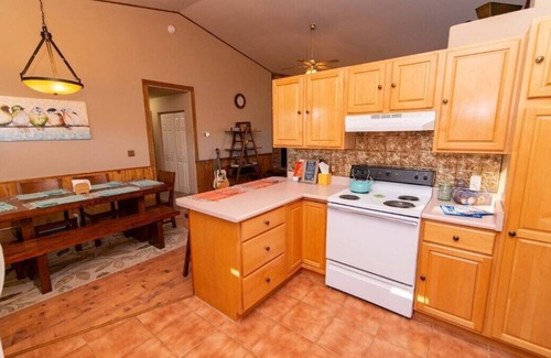 Lake Hatcher Park House | Mountain View Villa Across From the Lake