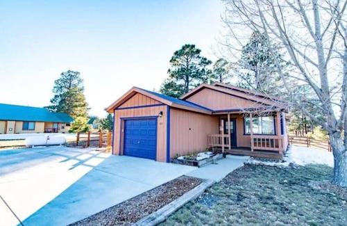Lake Hatcher Park House | Mountain View Villa Across From the Lake