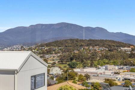 Bellerive House | Mountain View Villa-close to shops-10min to CBD