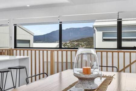 Bellerive House | Mountain View Villa-close to shops-10min to CBD