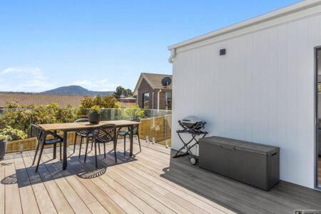 Bellerive House | Mountain View Villa-close to shops-10min to CBD