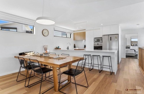 Bellerive House | "Mountain View Villa" Newly Built - 10 min to CBD.
