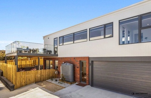 Bellerive House | "Mountain View Villa" Newly Built - 10 min to CBD.