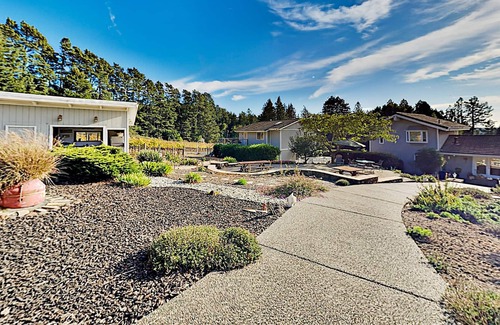 Freestone Cottage | Mountain-View Vineyard Cottage | Private Hot Tub | Dining Deck with Grill