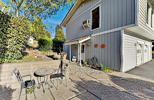 Freestone Cottage | Mountain-View Vineyard Cottage | Private Hot Tub | Dining Deck with Grill