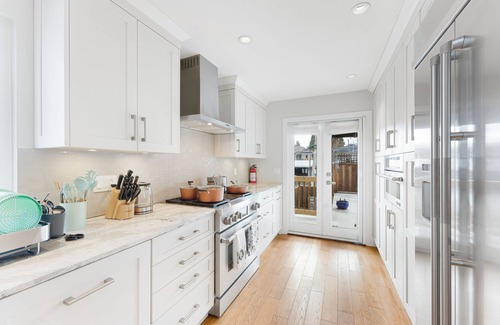 Hastings House | Mountain Views, 6 Bedroom, Patio, BBQ, Centrally located and Near Downtown
