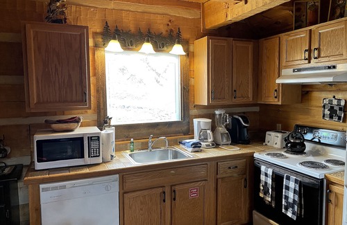 Chalet Village North Cabin | Mountain Views and rustic charm Sleeps 6 Hot Tub, Firepit, Pool Table