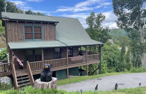 Chalet Village North Cabin | Mountain Views and rustic charm Sleeps 6 Hot Tub, Firepit, Pool Table