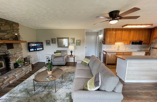 Burnsville House | Mountain Views and Sounds of the River on the golf course