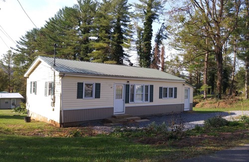 Damascus House | Mountain views! Clean and comfortable, walk to town.