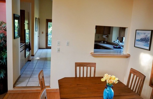 Bayshore - Klatt Apartment | Mountain views, close to airport, restaurants and shopping w/onsite laundry!