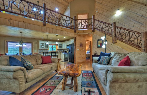 Blue Ridge Cabin | Mountain Views! Firepit! Hot Tub! Unwind, Unplug, Explore! Near the Toccoa River