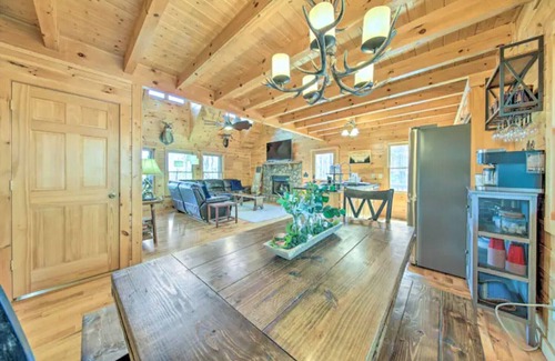 Mineral Bluff Cabin | Mountain views, hot tub, pet friendly