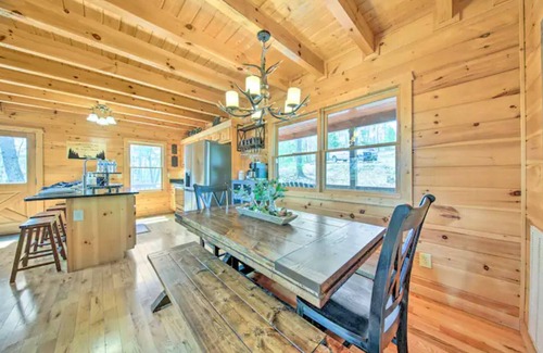 Mineral Bluff Cabin | Mountain views, hot tub, pet friendly